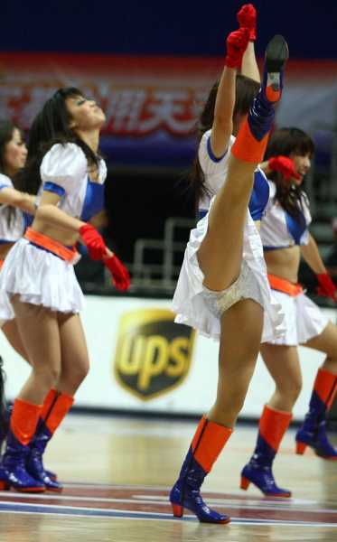 nba啦啦队_nba拉拉队员不能穿内衣视频