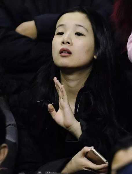 为啥杨鸣不提她老婆，杨鸣为什么不转会