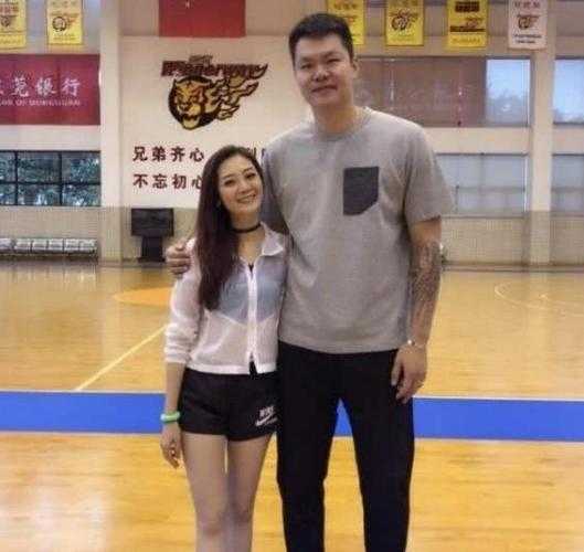 朱芳雨亲唐子乔图片,朱芳雨现任妻子是谁 唐子乔个人资料私房照