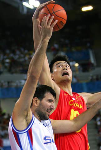 04年雅典奥运会中国男篮，04年雅典奥运会中国男篮对塞黑