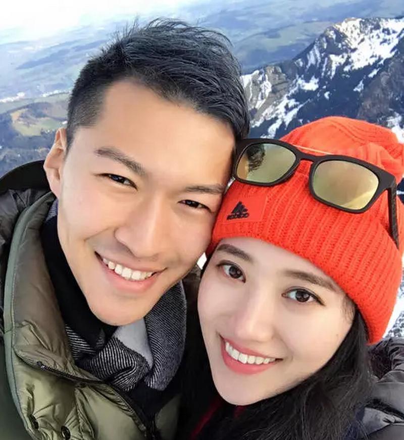 吴曦的妻子王堉菲，吴曦的妻子王堉菲有钱左脚位置图
