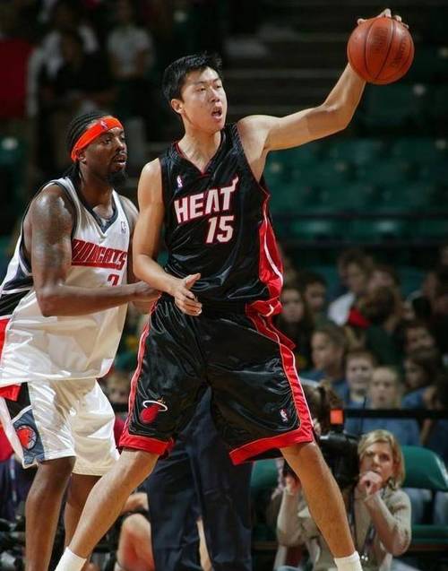 王治郅nba选秀视频，王治郅在nba选秀大会上作为状元秀