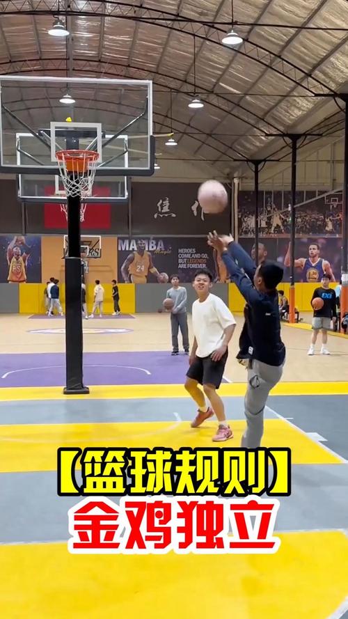 篮球金鸡独立不犯规吗，篮球金鸡独立抬中枢脚不违例