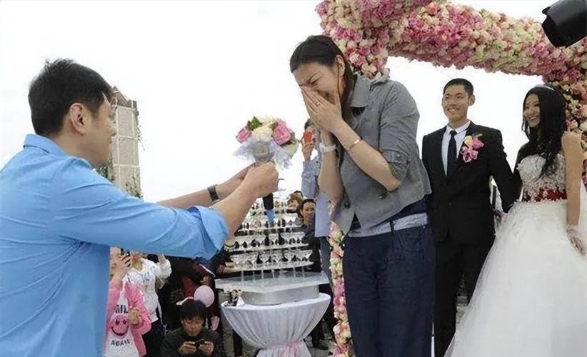 莫科周雅菲 一家三口，篮球莫科求婚周雅菲视频