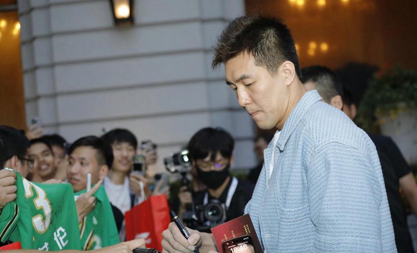 郭艾伦郭士强啥关系，郭艾伦谈郭士强落泪